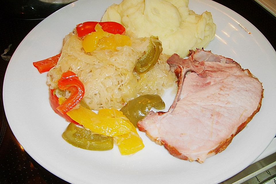 Kasseler mit Sauerkraut  und Paprikaschoten