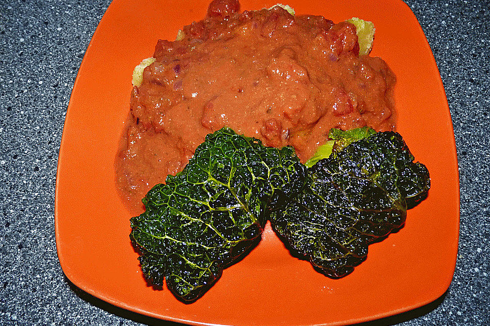 Wirsingrouladen mit Tomatensauce