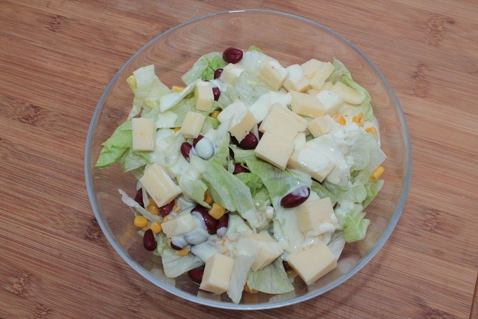 Bunter Eisbergsalat mit Käse