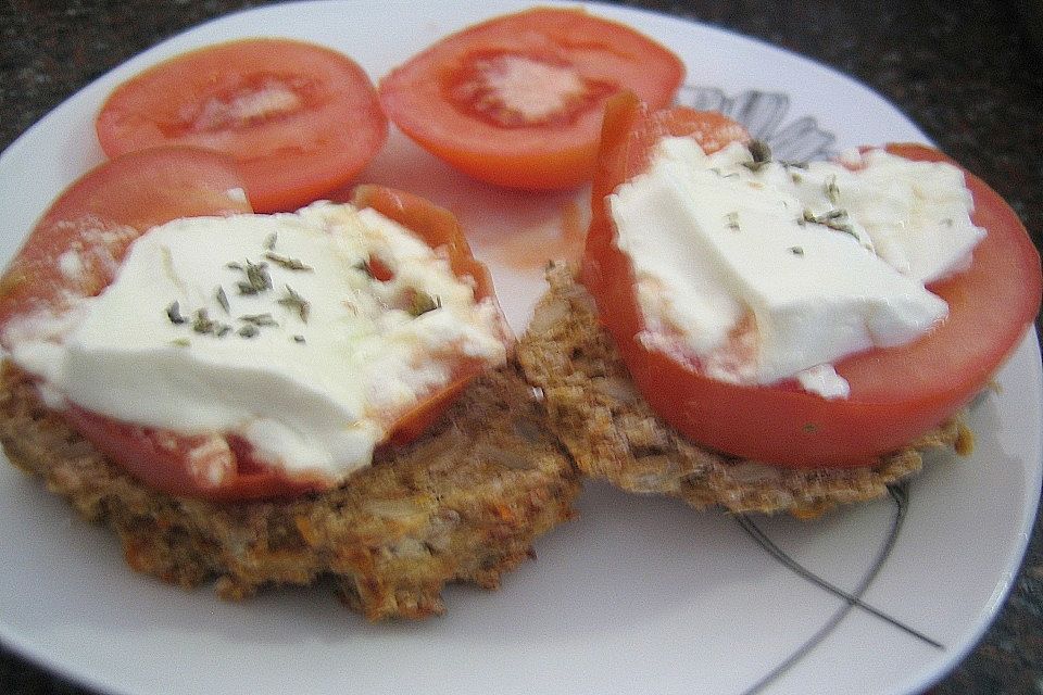 Ziegenfrischkäse auf Tomatenscheiben