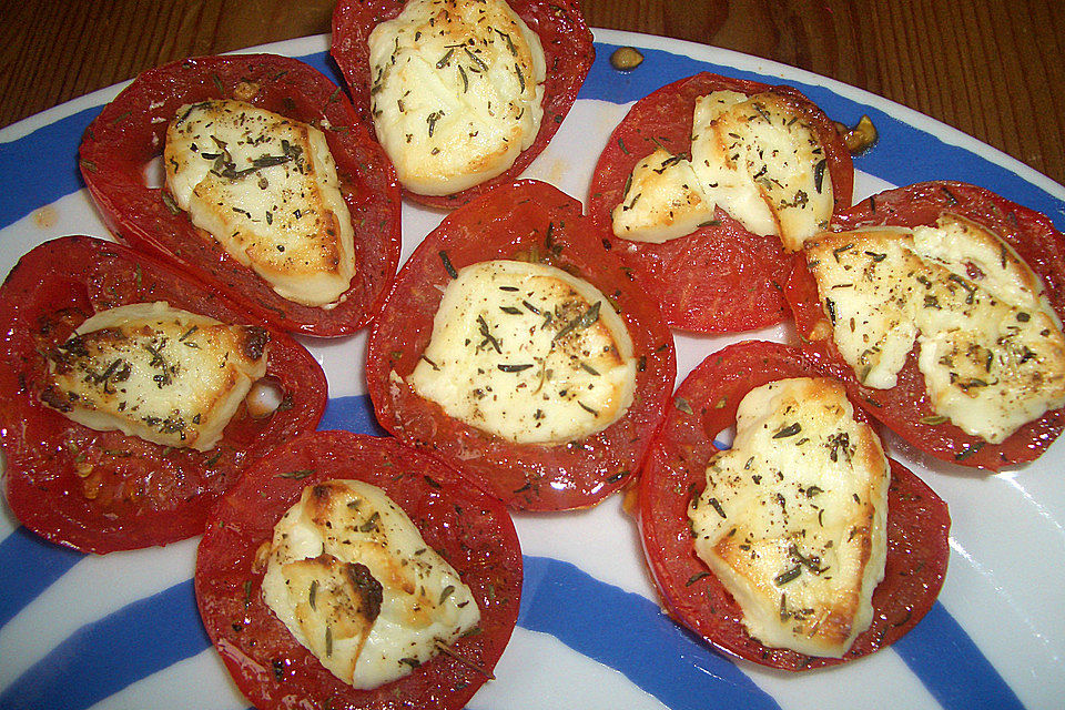 Ziegenfrischkäse auf Tomatenscheiben