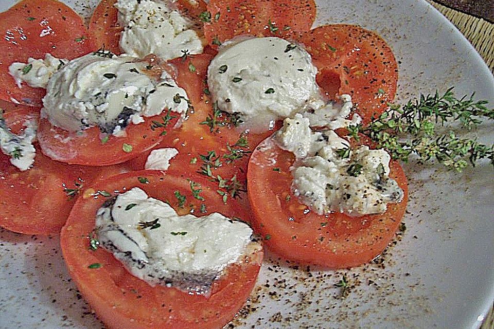 Ziegenfrischkäse auf Tomatenscheiben