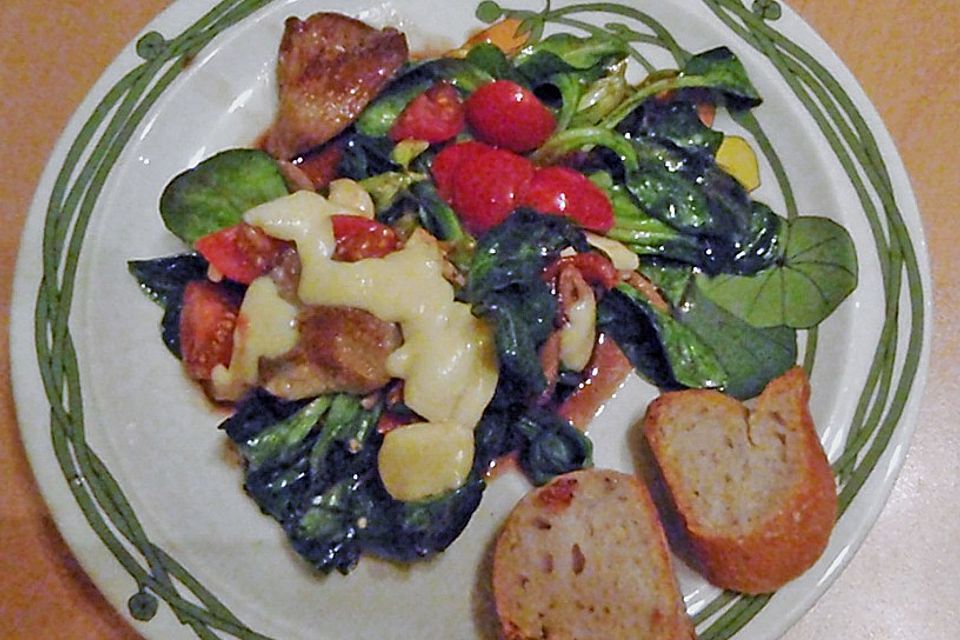 Überbackener Mozzarella auf Feldsalat