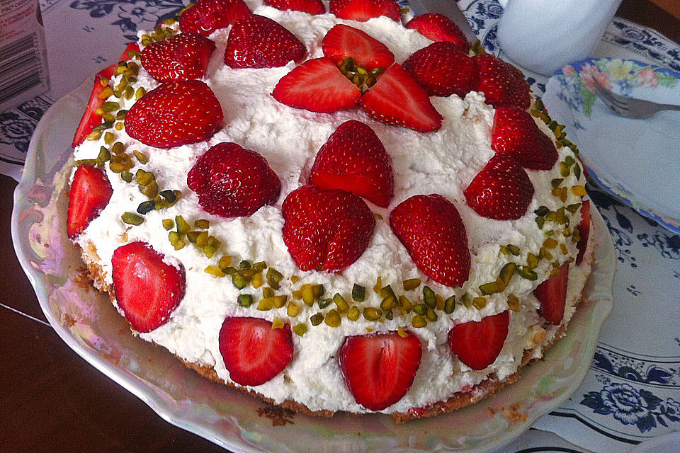 Erdbeerbiskuittorte mit Pistaziensahne