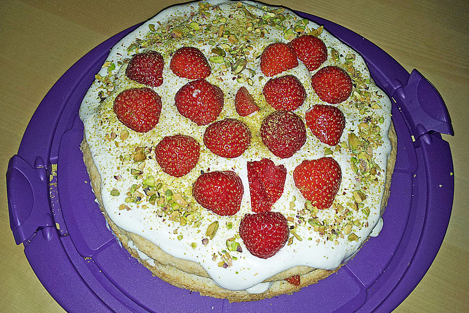 Erdbeerbiskuittorte mit Pistaziensahne