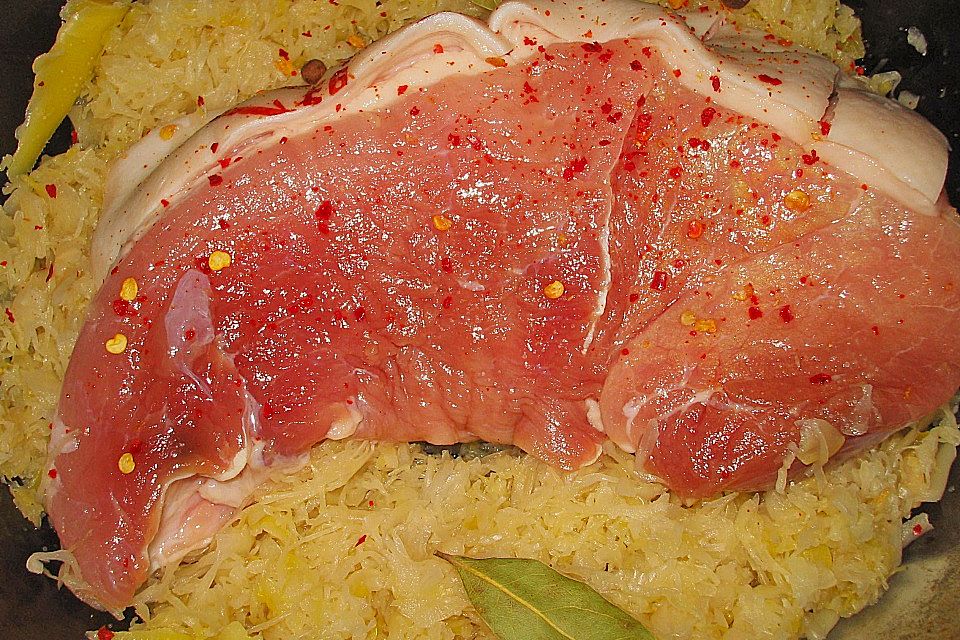 Schweinekrustenbraten auf Sauerkraut