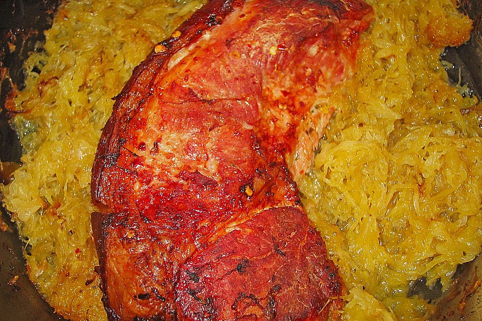 Schweinekrustenbraten auf Sauerkraut