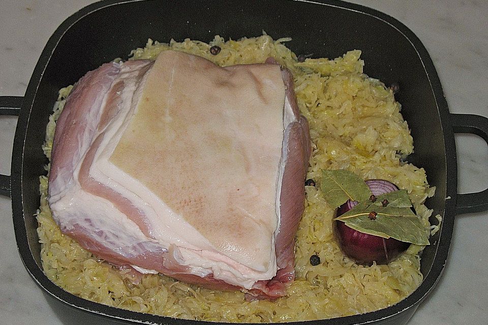 Schweinekrustenbraten auf Sauerkraut