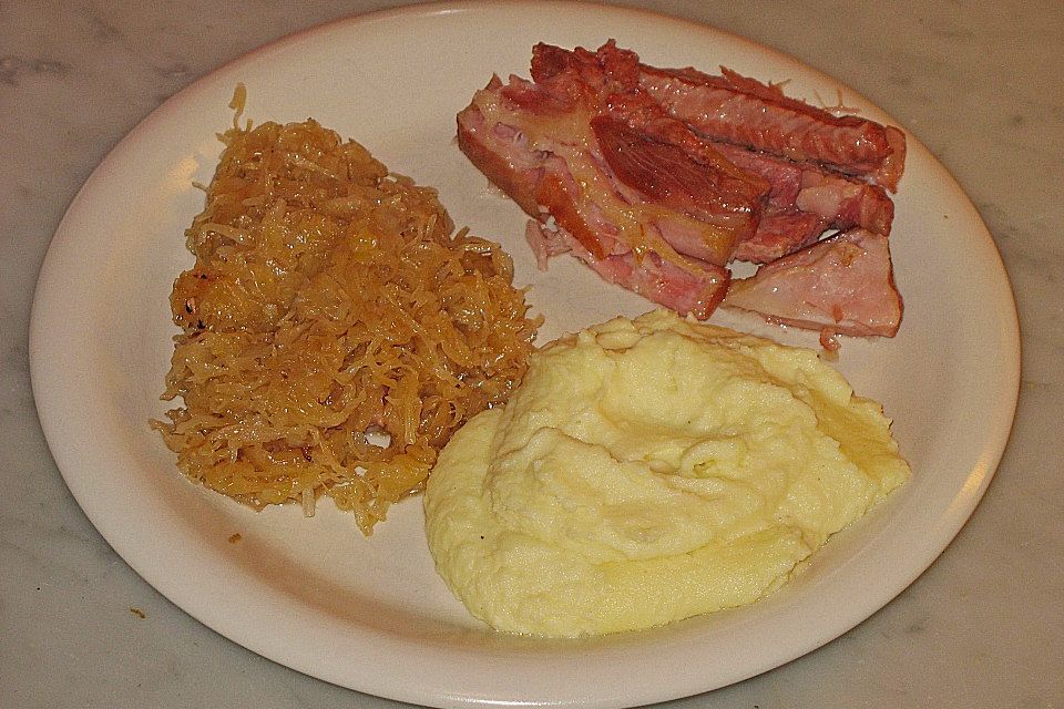 Schweinekrustenbraten auf Sauerkraut