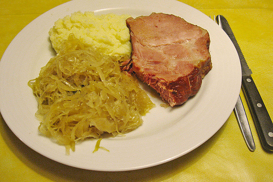 Schweinekrustenbraten auf Sauerkraut