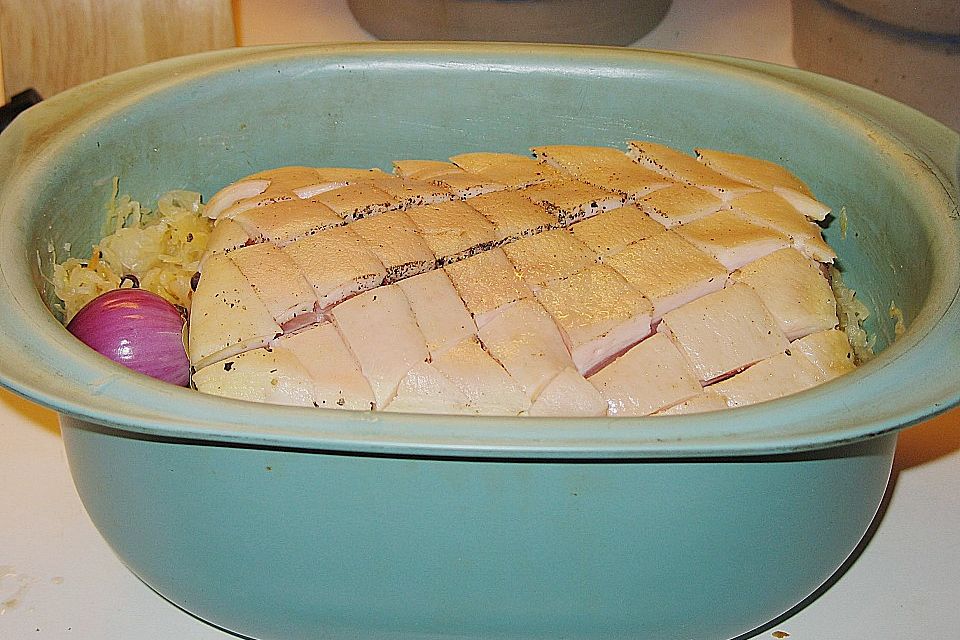 Schweinekrustenbraten auf Sauerkraut