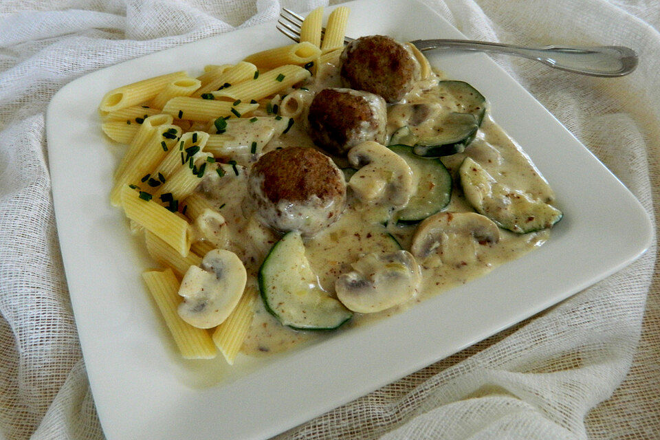 Makkaroni mit Hackbällchen-Ragout