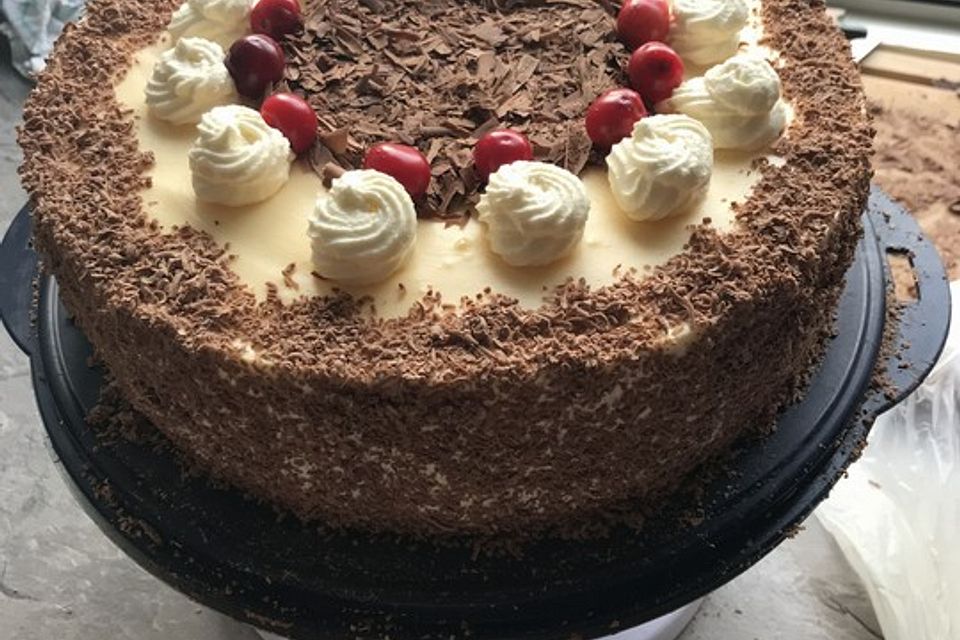 Eierlikör - Torte mit Sauerkirschen