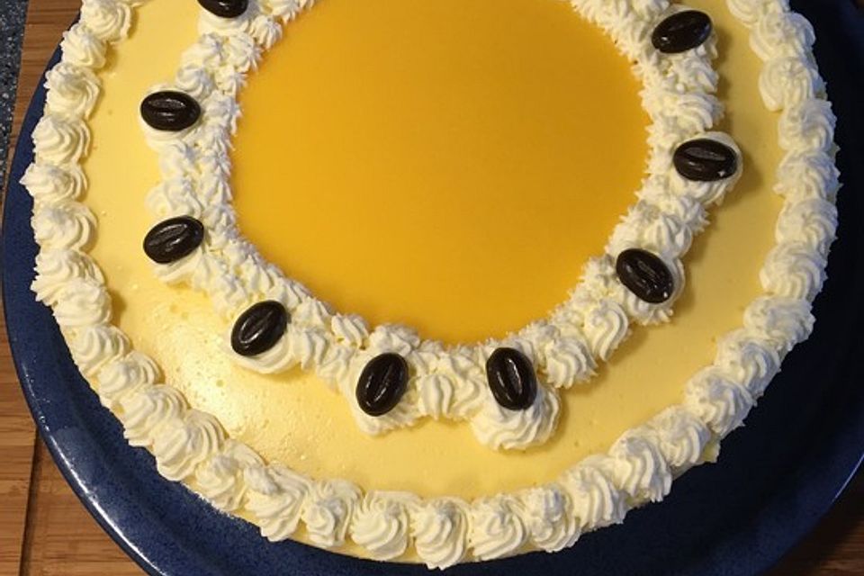 Eierlikör - Torte mit Sauerkirschen