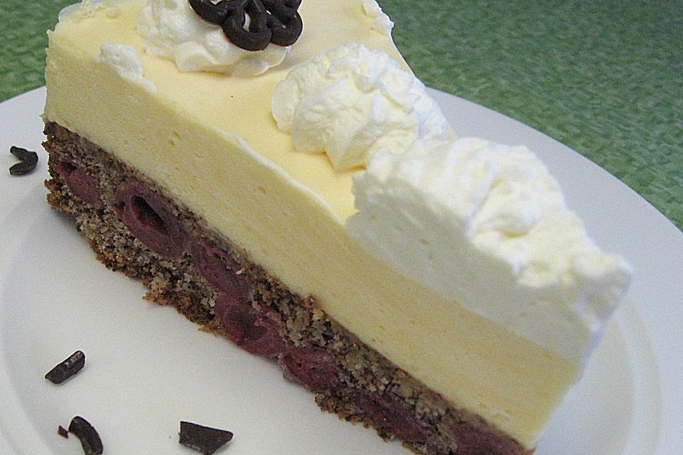 Eierlikör - Torte mit Sauerkirschen