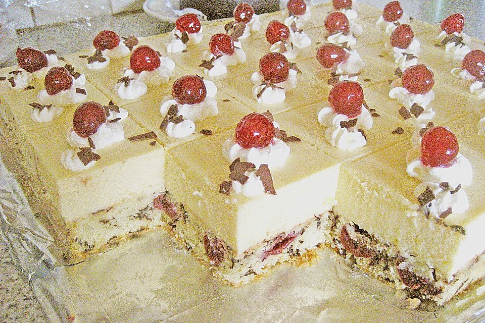 Eierlikör - Torte mit Sauerkirschen