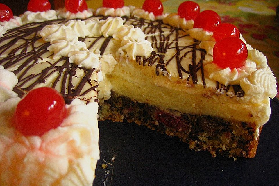 Eierlikör - Torte mit Sauerkirschen