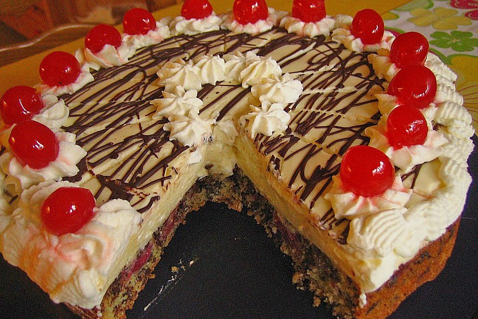 Eierlikör - Torte mit Sauerkirschen