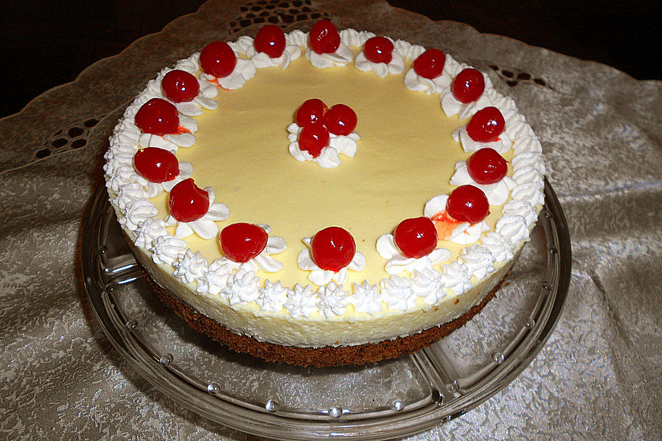 Eierlikör - Torte mit Sauerkirschen