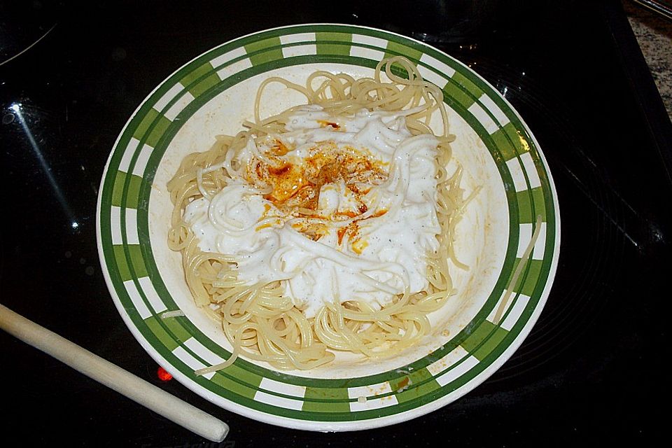 Spaghetti mit Joghurtsauce