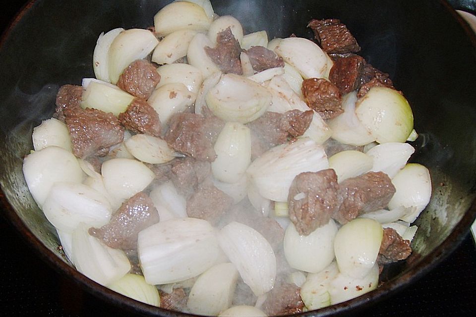 Zwiebelgulasch mit Paprikaschoten