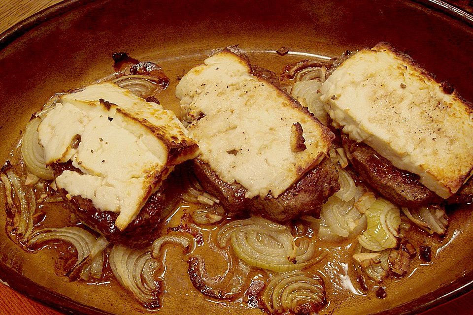 Rinderfilet mit Schafskäse überbacken