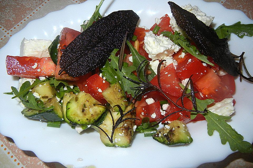 Tomatensalat mit gebratenen Zucchini