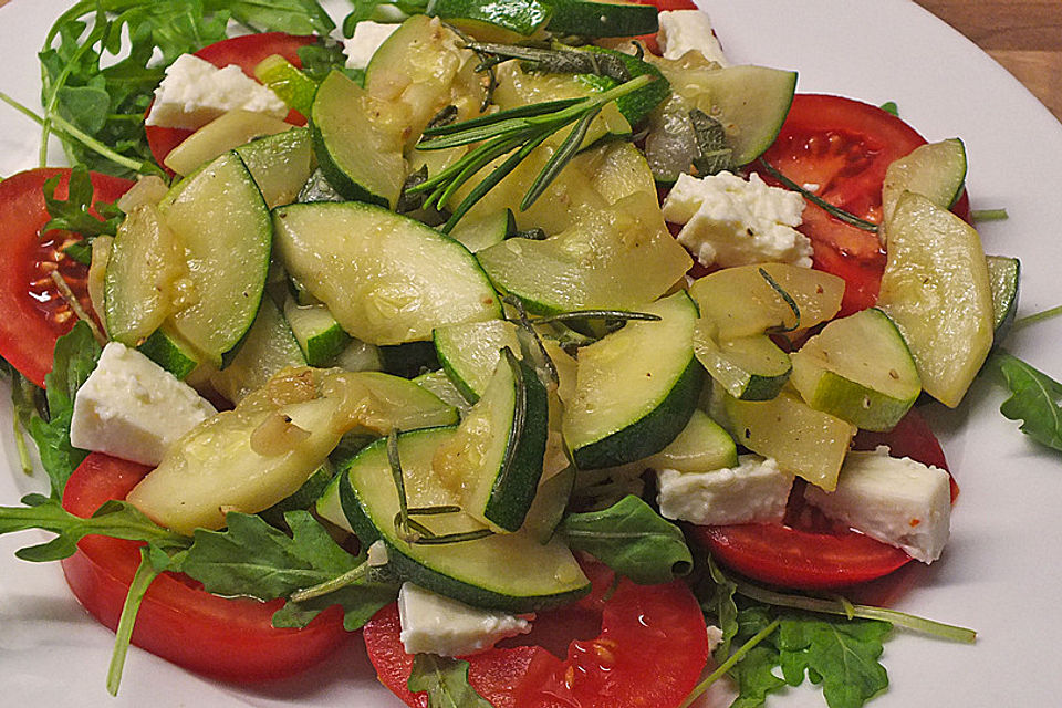 Tomatensalat mit gebratenen Zucchini