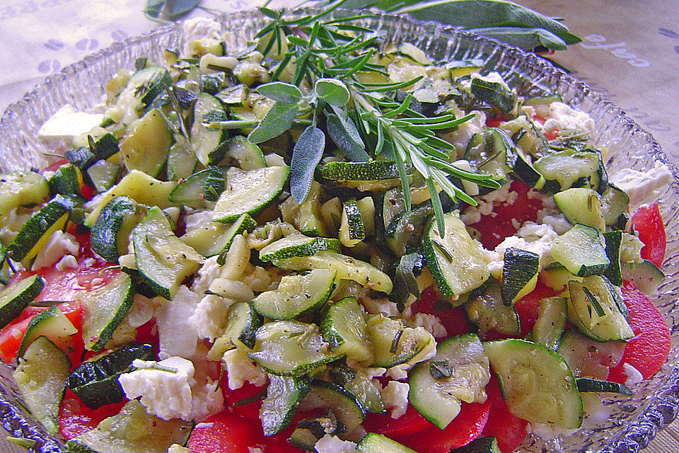 Tomatensalat mit gebratenen Zucchini