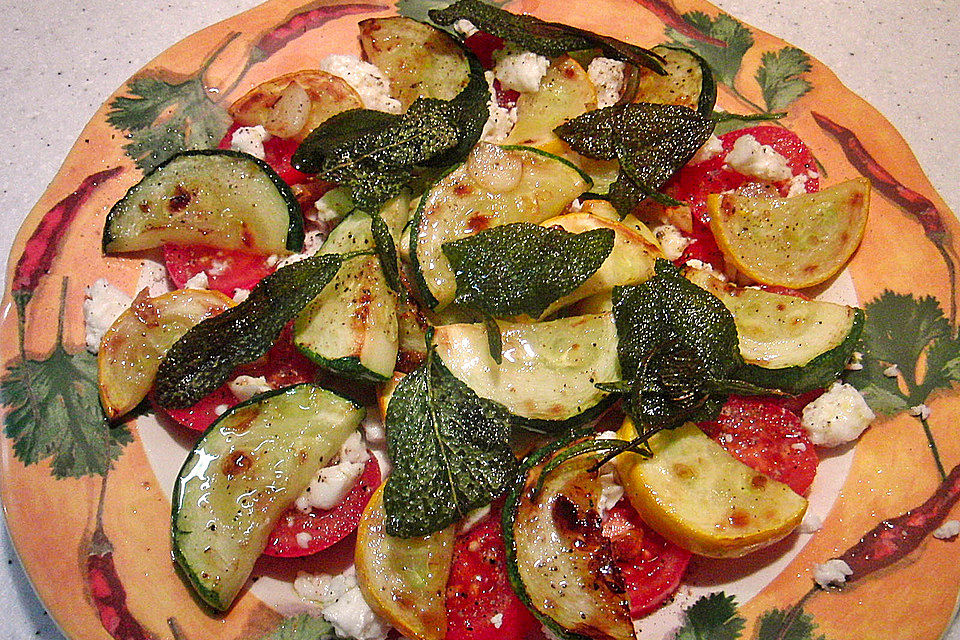 Tomatensalat mit gebratenen Zucchini