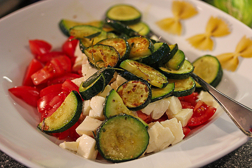 Tomatensalat mit gebratenen Zucchini