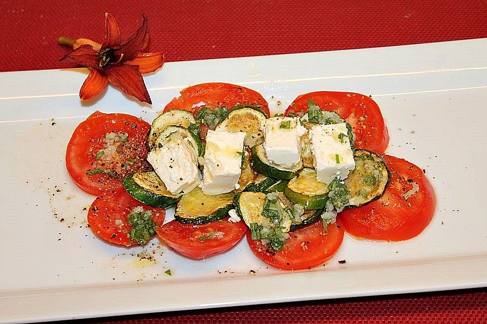 Tomatensalat mit gebratenen Zucchini