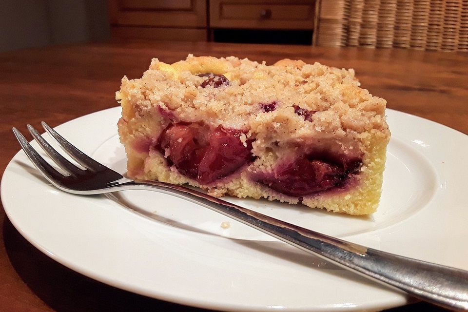 Streuselkuchen mit fruchtiger Füllung