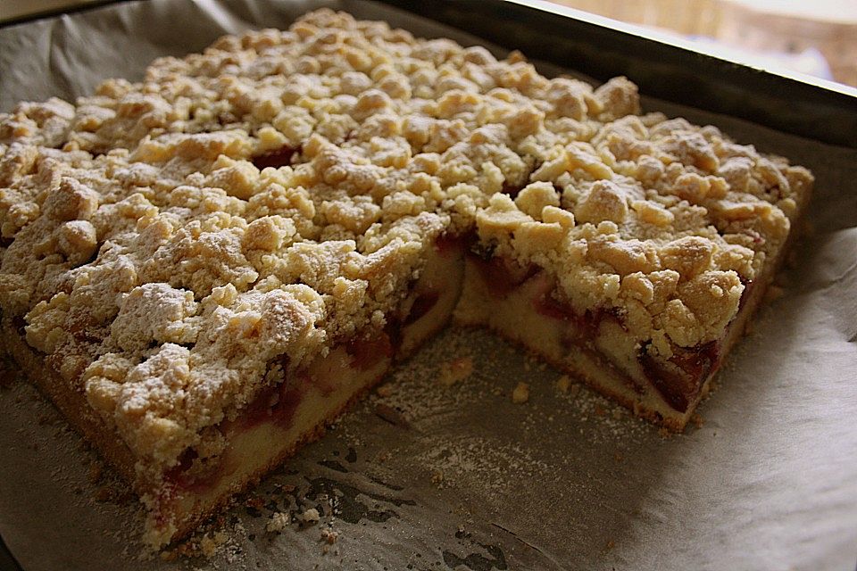 Streuselkuchen mit fruchtiger Füllung