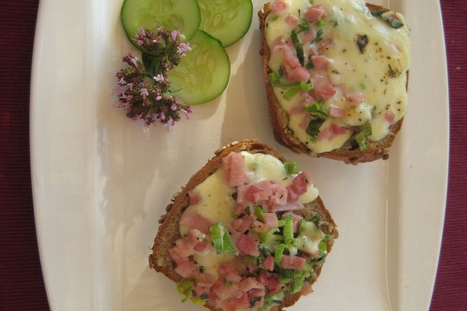 Überbackene Brötchen mit Lauchaufstrich