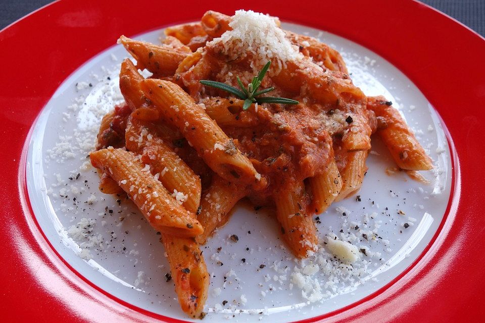 Penne in Kräuter - Tomatensauce