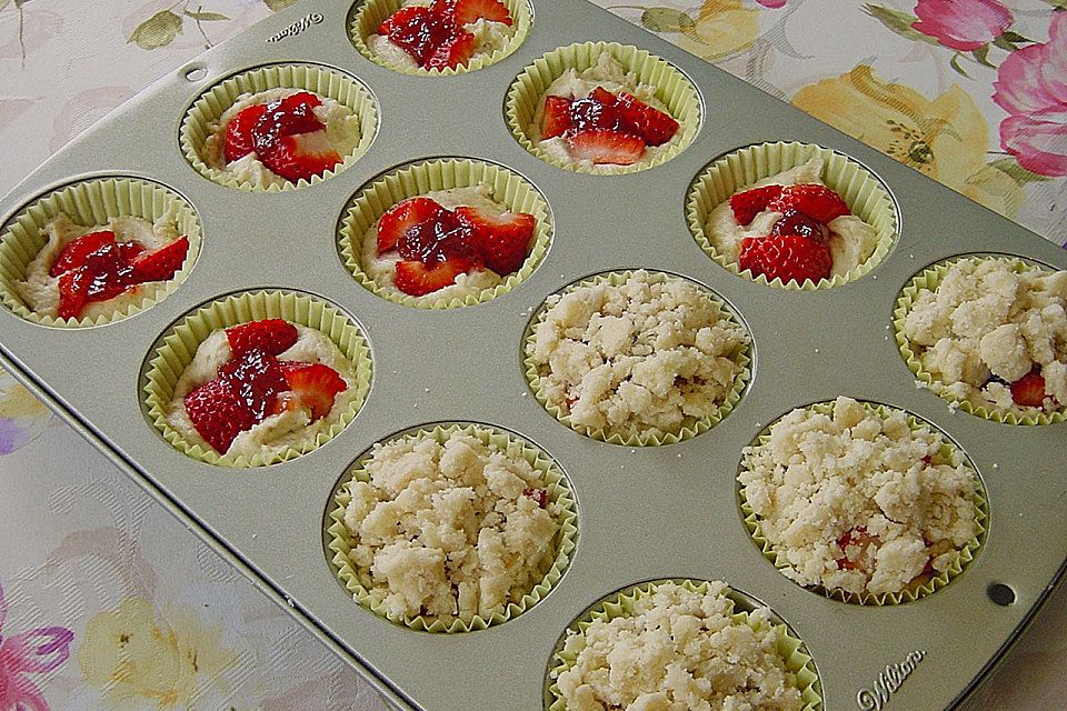 Erdbeer - Muffins mit Rhabarberfüllung