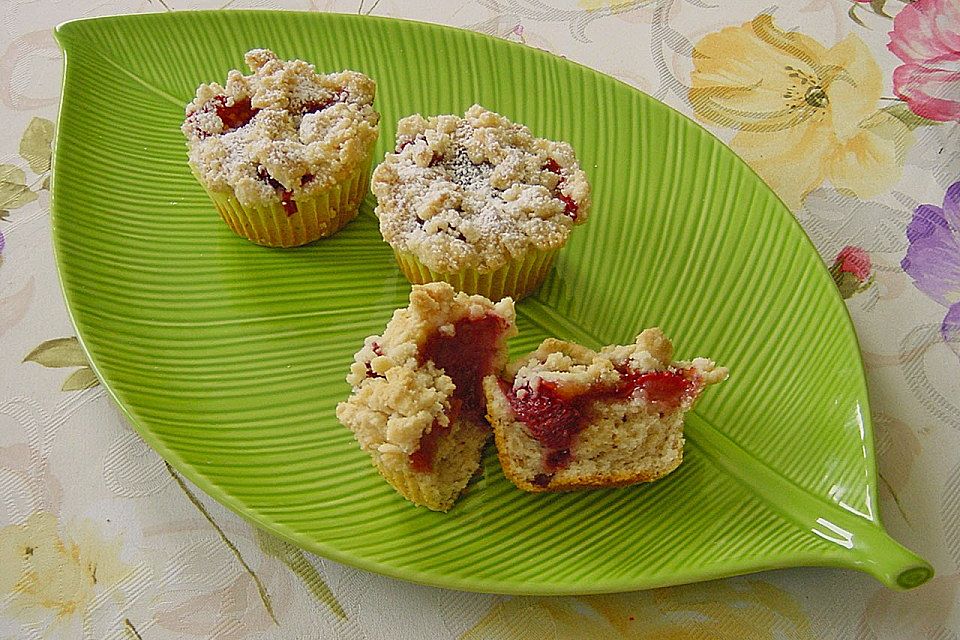 Erdbeer - Muffins mit Rhabarberfüllung