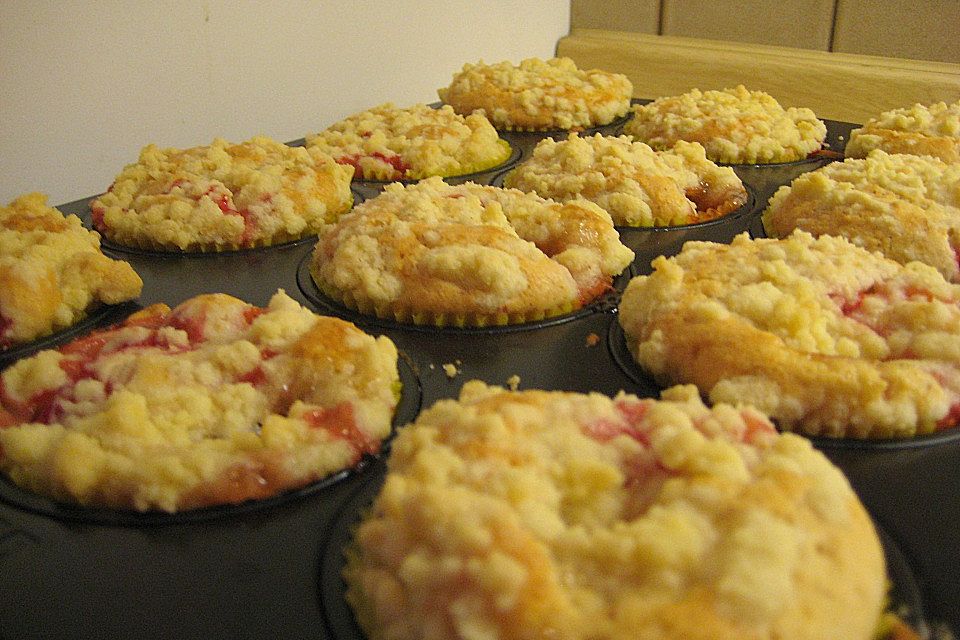 Erdbeer - Muffins mit Rhabarberfüllung