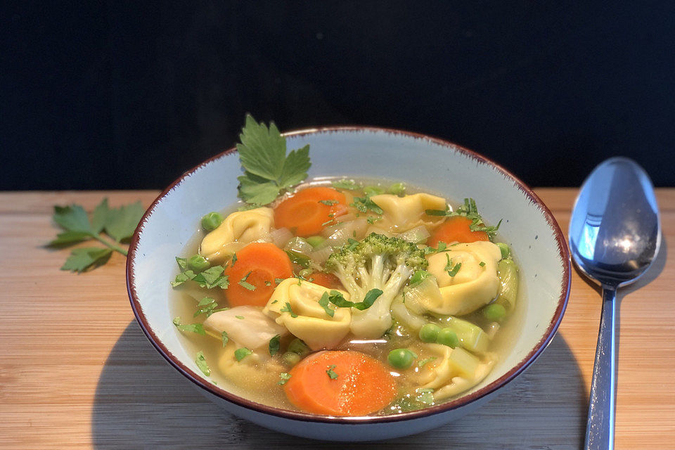 Gemüseeintopf mit Tortellini