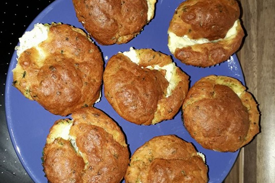 Herzhafte Muffins mit Schafskäse