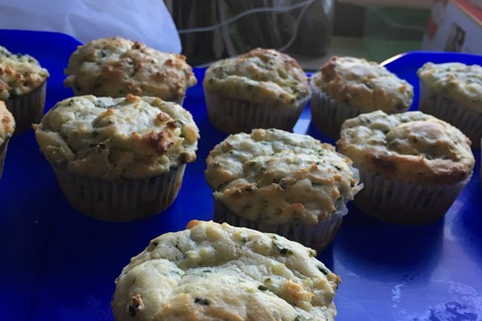 Herzhafte Muffins mit Schafskäse