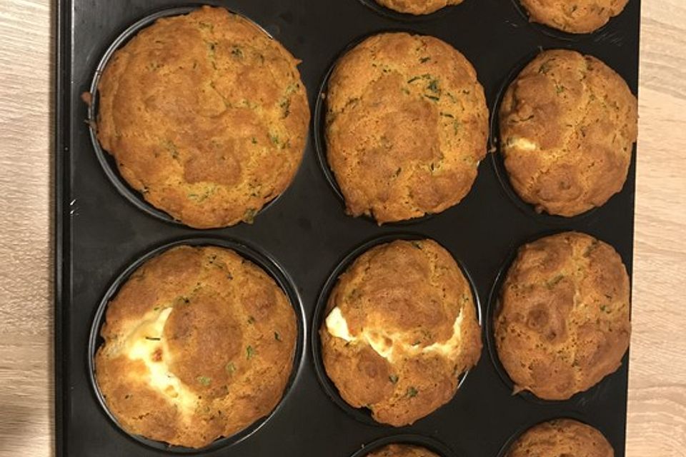 Herzhafte Muffins mit Schafskäse