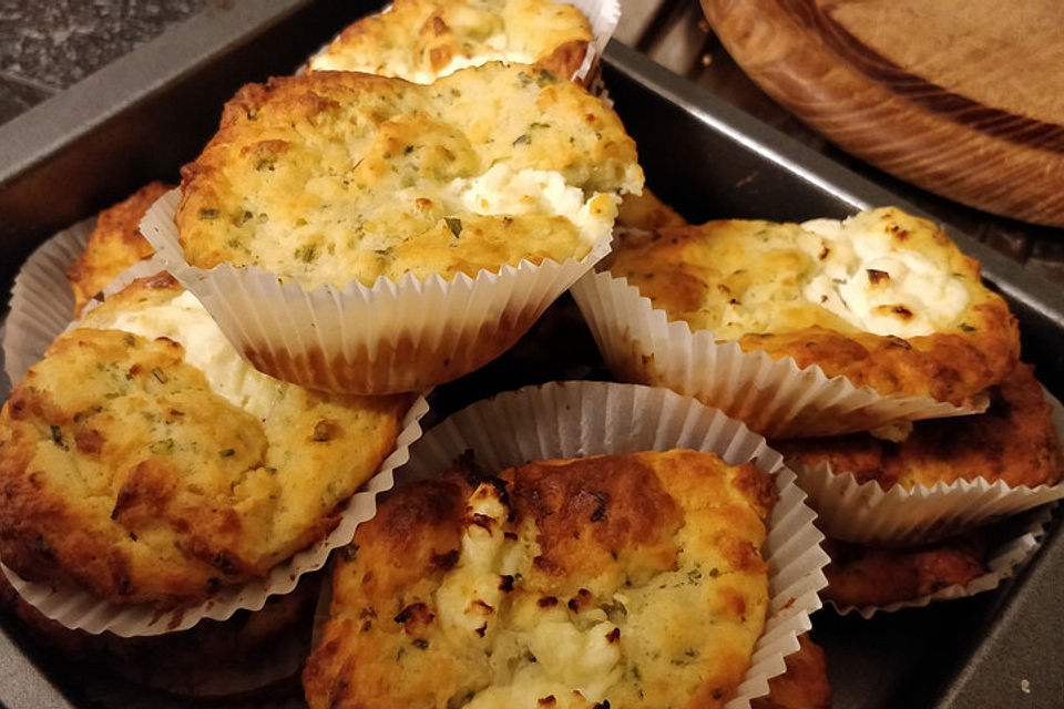 Herzhafte Muffins mit Schafskäse