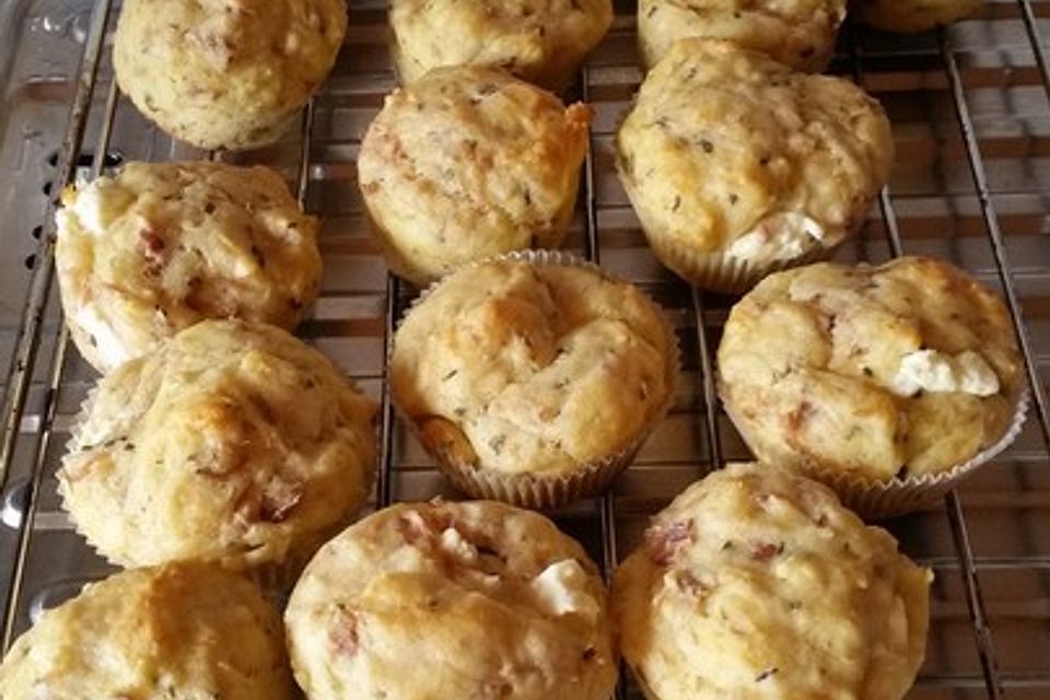 Herzhafte Muffins mit Schafskäse