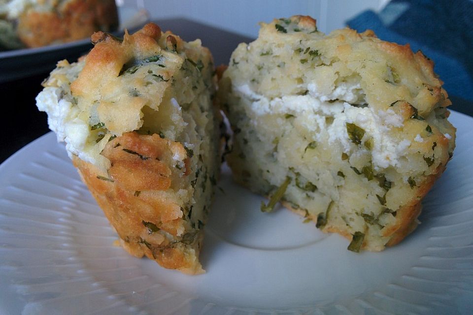 Herzhafte Muffins mit Schafskäse