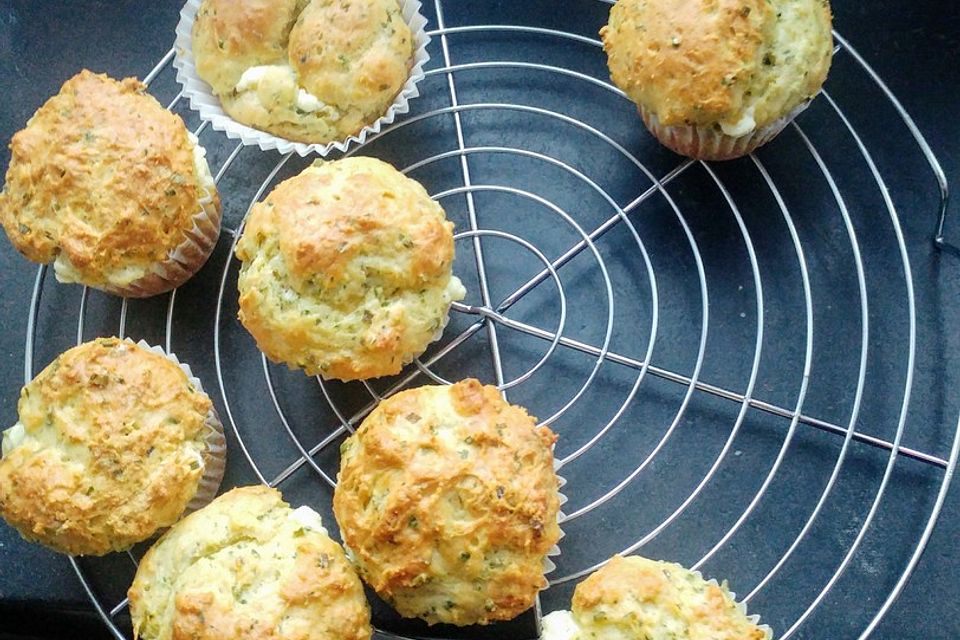 Herzhafte Muffins mit Schafskäse