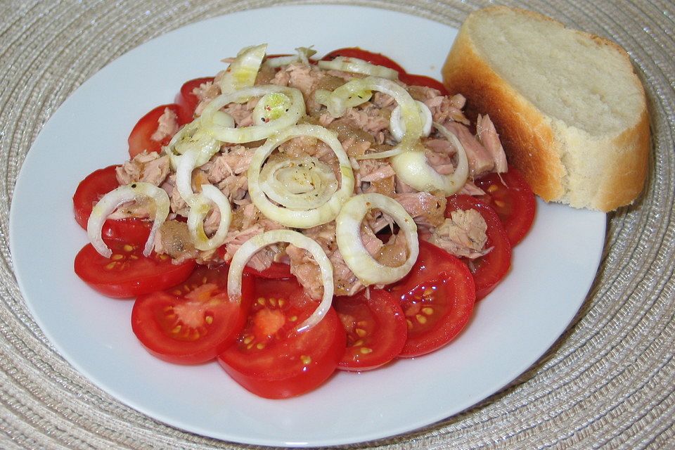 Tomatensalat mit Thunfisch