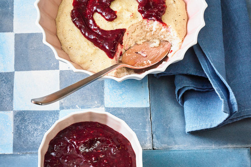 Grießpudding an Beerenspiegel