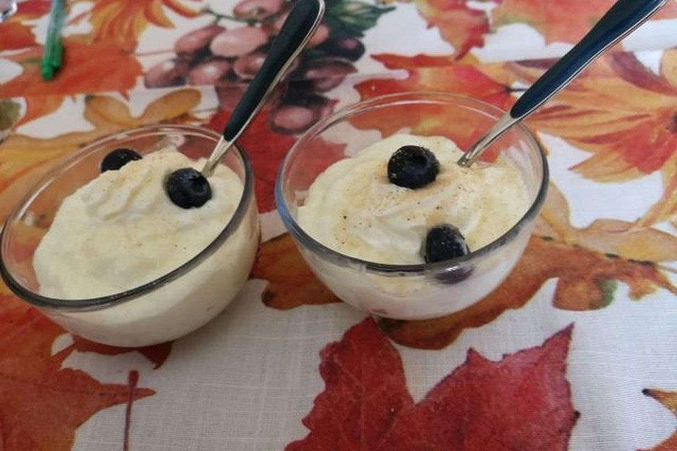 Grießpudding an Beerenspiegel